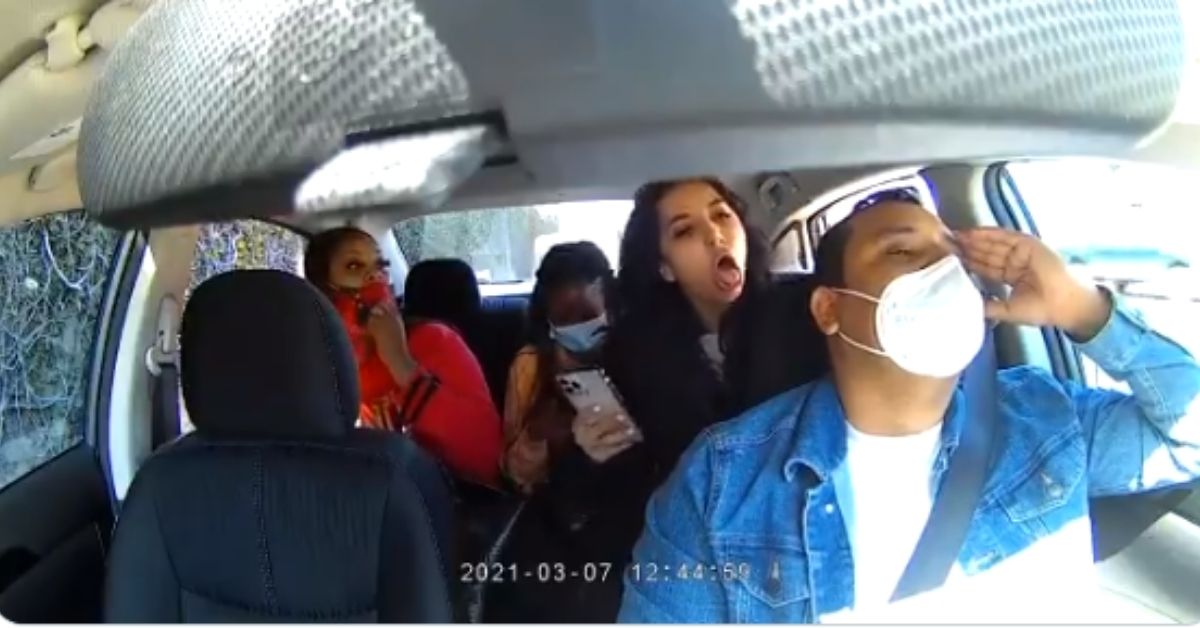 Mujer le tose a conductor de Uber porque le exigió que usara tapabocas