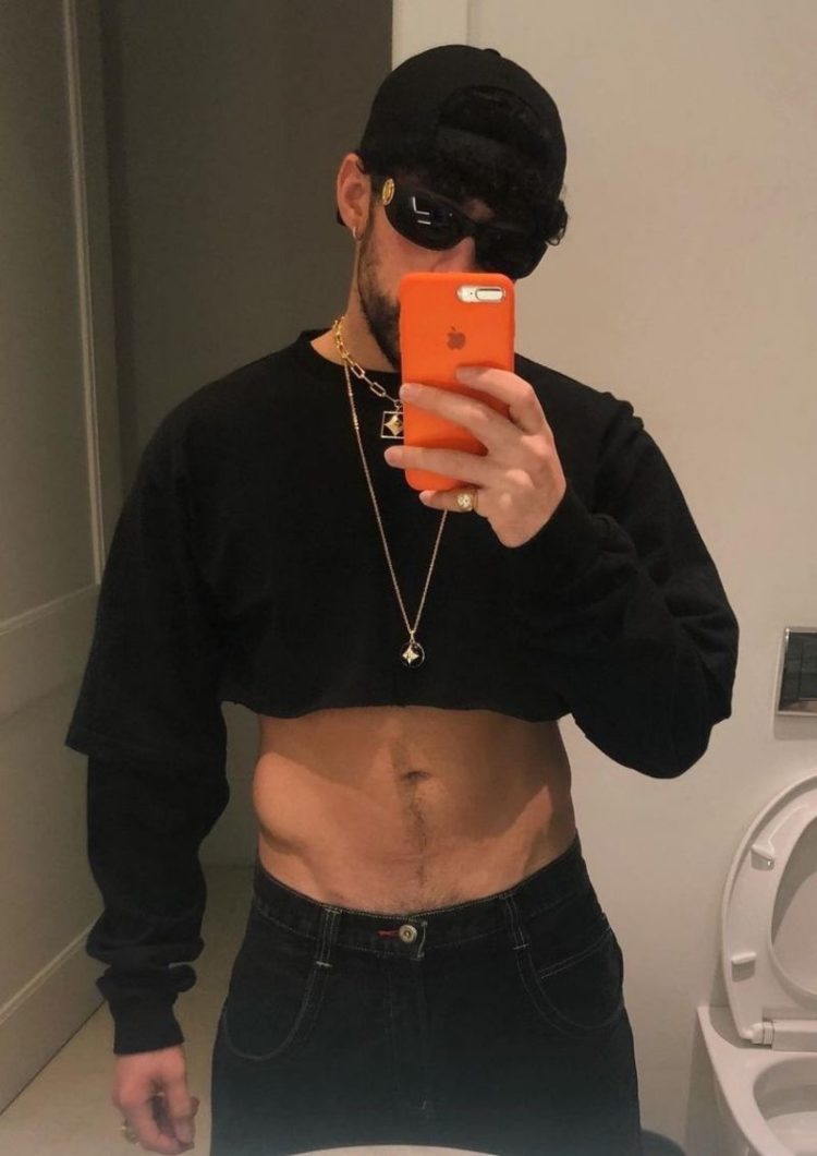 Bad Bunny 'rompe' estereotipos usando crop top para lucir su abdomen