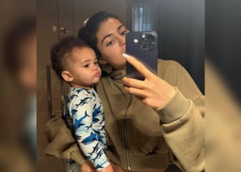 Kylie Jenner muestra por primera vez el rostro de su hijo