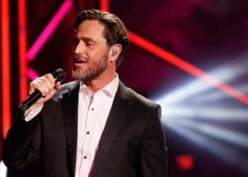 EsTrending Michel Brown sorprendió con su debut como cantante en los Premios Platino 2023
