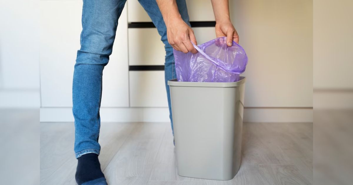 ¿Cómo evitar que el cubo de la basura tome olores desagradables?