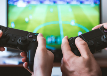 Los hombres jóvenes están prefiriendo socializar jugando videojuegos online.