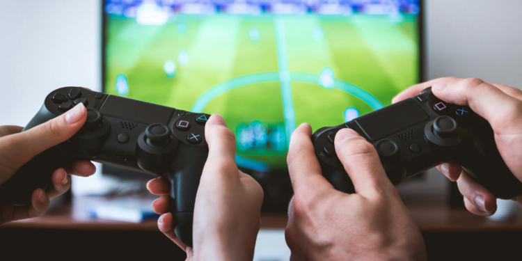 Los hombres jóvenes están prefiriendo socializar jugando videojuegos online.