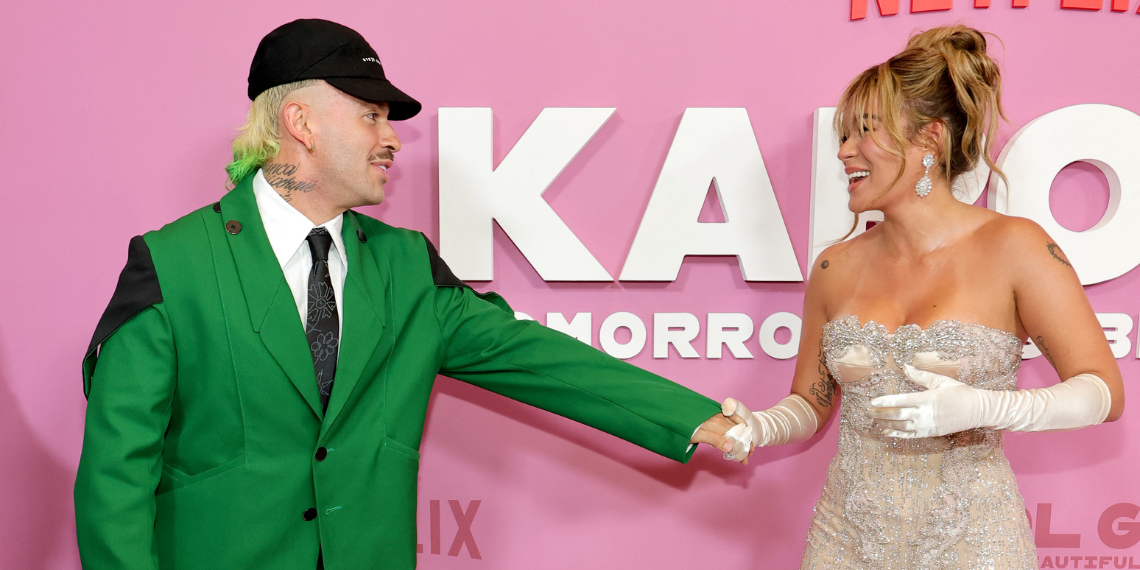 Karol G y Feid en la premier del documental 'Mañana fue bonito'. Crédito: AFP.