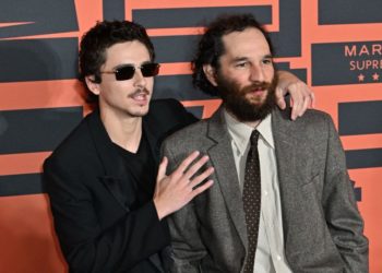 Timothée Chalamet y Josh Safdie (director de 'Marty Supreme). 

Crédito: AFP.